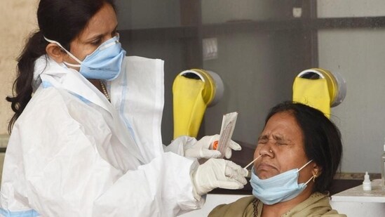 Delhi's overall Covid-19 tally reached 19,00,735 on Monday, May 16, 2022, after 377 people tested positive for the infection. (HT)