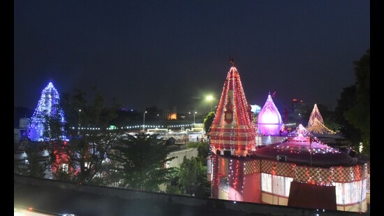 Lucknow temples decked up for Bada Mangal (Deepak Gupta/ht photo)