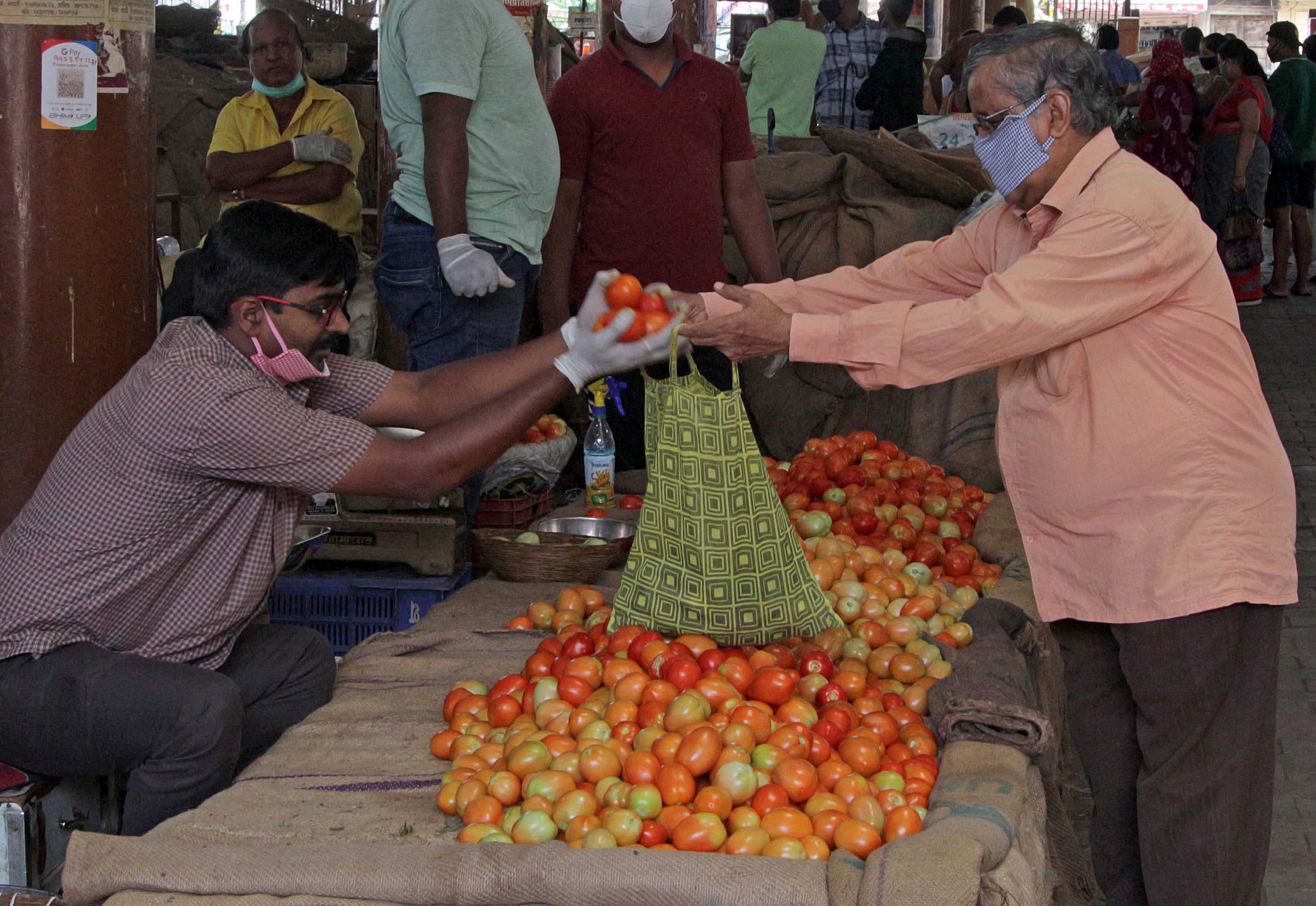 A stall selling tomatoes on Monday. (Ravindra Joshi/HT PHOTO) A stall selling tomatoes on Monday. (Ravindra Joshi/HT PHOTO)