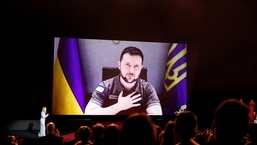 Festival Film Cannes ke-75 - Upacara Pembukaan dan Pemutaran Film "Potongan" Presiden Ukraina Volodymyr Zelensky muncul di layar saat dia menyerahkan judul video tersebut.  & nbsp;