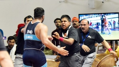 Wrestler Satender Malik assaults referee Jagbir Singh during the national trails to pick the men's wrestling squad for the Commonwealth Games. (Sanjeev Verma/HT Photo)