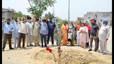 Residents of Guru Nanak Nagar Colony protesting against GLADA and the municipal corporation over snapping of sewer connections in Ludhiana on Tuesday. (Harvinder Singh/HT) Residents of Guru Nanak Nagar Colony protesting against GLADA and the municipal corporation over snapping of sewer connections in Ludhiana on Tuesday. (Harvinder Singh/HT)