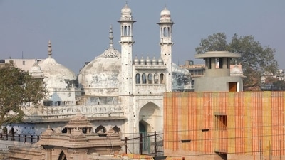 A worker stands on a temple rooftop adjacent to the Gyanvapi Mosque in the northern city of Varanasi, India. (Reuters / File)