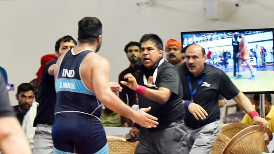 Heat, chaos, assault on referee–CWG men's wrestling trials boils over - Hindustan Times