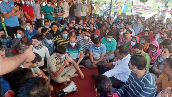 Kashmir IGP Vijay Kumar interacts with Kashmiri Pandit employees protesting in Budgam on Tuesday. (ANI)