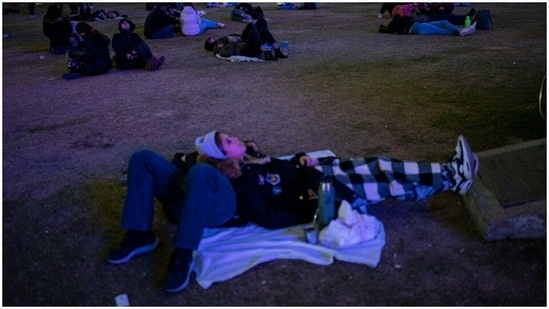 In Argentina, people gathered around the planetarium to watch the blood moon together.(AP Photo)