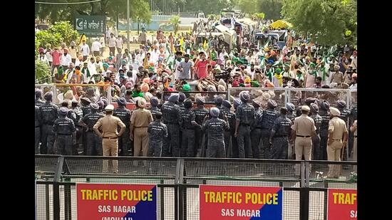 Farmers of the Sanyukt Kisan Morcha protesting at the roundabout near Yadavindra Public School in Mohali when they were prevented from marching into Chandigarh on Tuesday afternoon. (Keshav Singh/HT) Farmers of the Sanyukt Kisan Morcha protesting at the roundabout near Yadavindra Public School in Mohali when they were prevented from marching into Chandigarh on Tuesday afternoon. (Keshav Singh/HT)