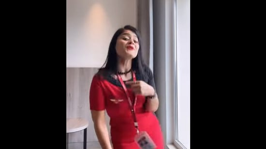 SpiceJet air hostess Uma Meenakshi dances to Jacqueline Fernandez's Lat Lag Gayee in this Instagram video.&nbsp;(Instagram/@yamtha.uma)