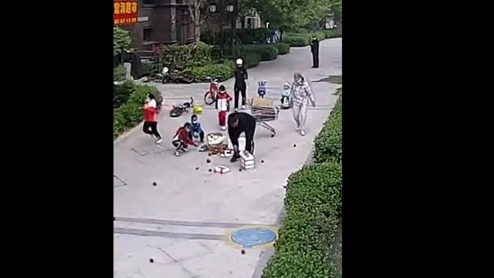 A screengrab of the video of kids helping out a stranger who dropped his fruits on the street.&nbsp;(goodnews_movement/Instagram)