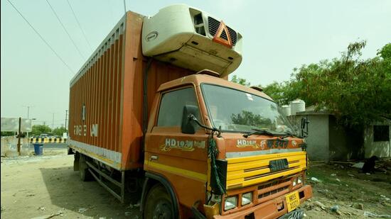 The truck allegedly hit the six cyclists and all of them were injured. While five of them suffered minor injuries, one has been grievously injured. (Sunil Ghosh/HT Photo)