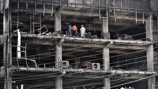 27 people lost their lives in the Mundka building fire on Friday. (Sanjeev Verma/HT)