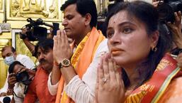 Independent MP Navneet Rana and her husband MLA Ravi Rana recited Hanuman Chalisa at Hanuman Mandir in Delhi’s Connaught Place on Saturday. The following day, the couple held a Press conference. (Ht File Photo/Arvind Yadav)
