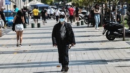 Um pedestre anda na rua usando máscara protetora no centro de Thessaloniki, norte da Grécia.