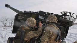 FOTO FILE: Personel layanan Ukraina mengoperasikan howitzer 2A65 Msta-B selama latihan artileri dan anti-pesawat di dekat perbatasan dengan Krimea yang dicaplok Rusia di wilayah Kherson.  & nbsp;