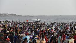Mumbai, India - April 03, 2022 : Huge Crowd Juhu Beach after the Government removal of all restrictions from the Covid 19 Pandemic, in Mumbai, India, on Sunday, April 03, 2022.(Photo by Vijay Bate/HT Photo)
