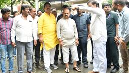 Karnataka CM Basavaraj Bommai (under the umbrella) visits Bengaluru’s flood hit areas. (HT Photo)