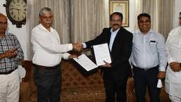Prof Nitin Karmalkar (left) handing over the charge to Prof Karbhari Vishwanath Kale. (HT FILE PHOTO)