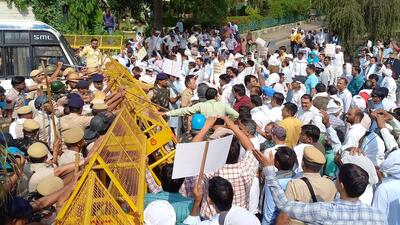 Panchkula police barricading the Panchkula-Chandigarh border near Housing Board chowk, Panchkula, amid teachers demand hassle-free admission process. (Sant Arora/HT)