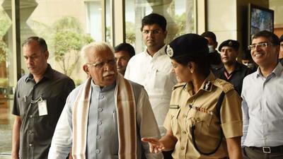 Haryana chief minister Manohar Lal Khattar, deputy CM Dushyant Singh Chautala and top cop Kala Ramachandran at the roundtable conference in Gurugram on Wednesday. (Vipin Kumar/HT PHOTO)