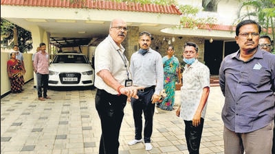 Chennai: Central Bureau of Investigation (CBI) officers during a raid at Congress MP Karti Chidambaram's residence, in Chennai, Tuesday, May 17, 2022. The Central Bureau of Investigation (CBI) is conducting searches at multiple residential and office premises of the Congress leader across various locations in Delhi, Mumbai and Chennai. (PTI Photo)(PTI05_17_2022_000068B) (PTI) Chennai: Central Bureau of Investigation (CBI) officers during a raid at Congress MP Karti Chidambaram's residence, in Chennai, Tuesday, May 17, 2022. The Central Bureau of Investigation (CBI) is conducting searches at multiple residential and office premises of the Congress leader across various locations in Delhi, Mumbai and Chennai. (PTI Photo)(PTI05_17_2022_000068B) (PTI)