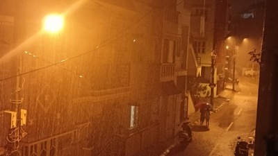The unseasonal showers have hit several businesses such as street vendors and even pushed up vegetable prices in Bengaluru. (Source: Pradeep Joshi/Twitter) The unseasonal showers have hit several businesses such as street vendors and even pushed up vegetable prices in Bengaluru. (Source: Pradeep Joshi/Twitter)