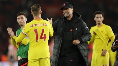Liverpool manager Juergen Klopp celebrates with Jordan Henderson and their players (REUTERS)
