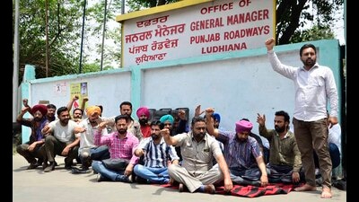 Punjab Roadways and PRTC employees protesting against the state government at the Ludhiana bus stand on Wednesday. (Harvinder Singh/HT)