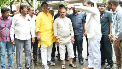 Karnataka CM Basavaraj Bommai (under the umbrella) visits Bengaluru’s flood hit areas. (HT Photo) Karnataka CM Basavaraj Bommai (under the umbrella) visits Bengaluru’s flood hit areas. (HT Photo)