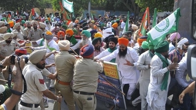 Scores of farmers affiliated with the Sanyukt Kisan Morcha (SKM) laid a siege to a key road leading to Chandigarh from Mohali as they were not allowed march towards the official residence of CM Bhagwant Mann in Chandigarh. (Keshav Singh/Hindustan Times)