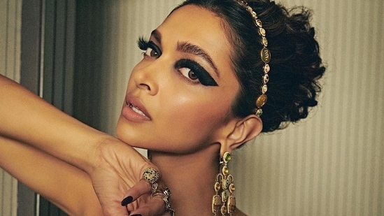 Which eye makeup should I use on a black saree? - Quora