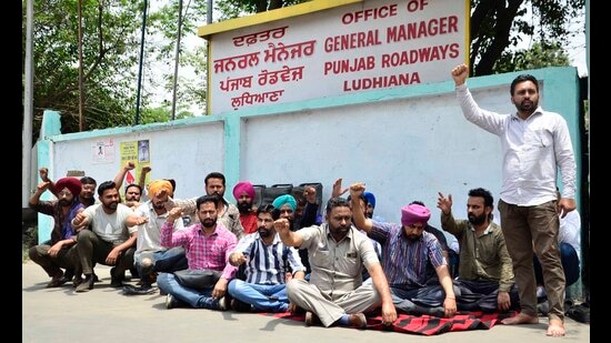 Punjab Roadways and PRTC employees protesting against the state government at the Ludhiana bus stand on Wednesday. (Harvinder Singh/HT)