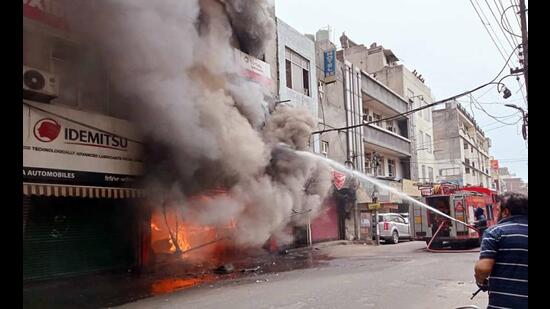 Smoke billowing out of the shop where the fire broke out in Ludhiana on Wednesday. (Gurpreet Singh/HT)