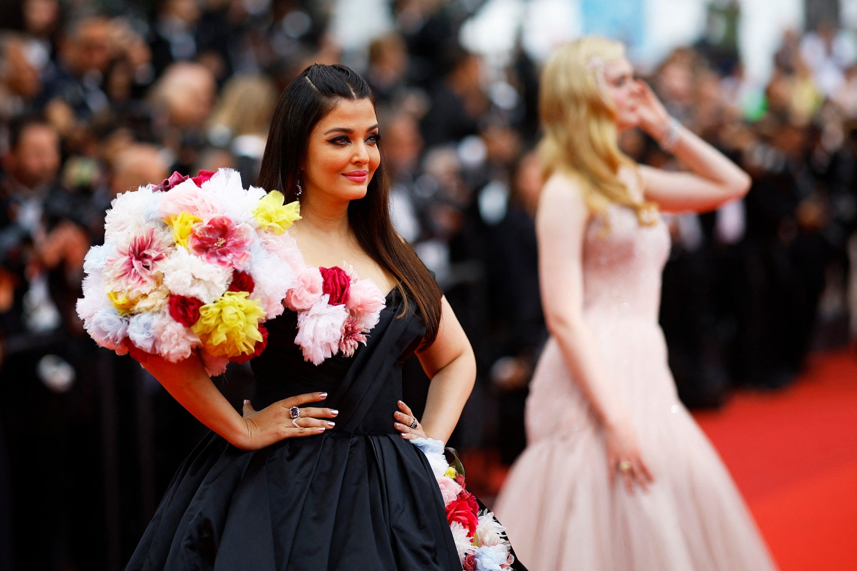 Aishwarya Rai camina por la alfombra roja del Festival de Cine de Cannes con un extravagante vestido floral. ver fotos