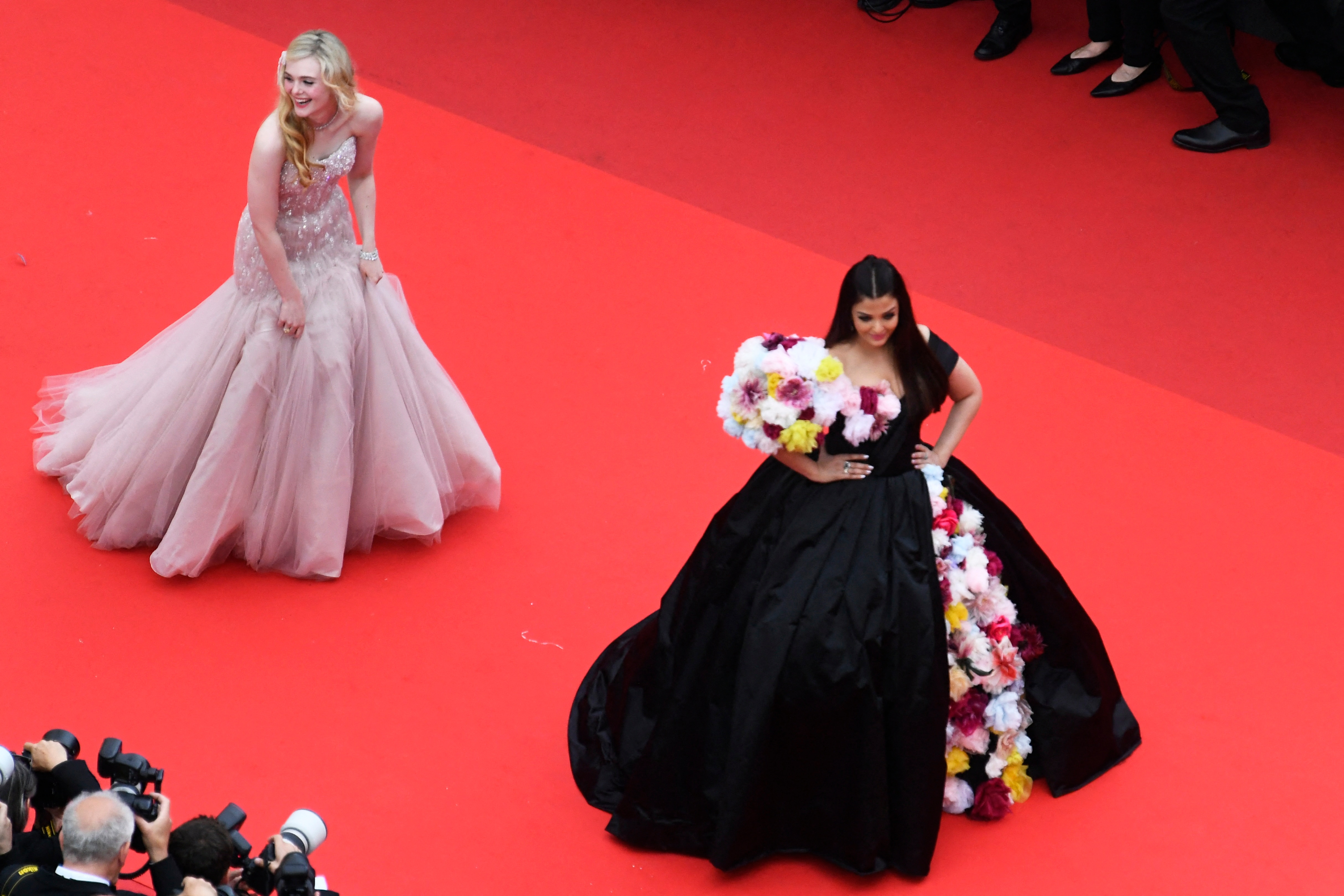 The 75th Cannes Film Festival - Screening of the film "Top Gun: Maverick" Out of Competition - Red Carpet Arrivals - Cannes, France, May 18, 2022. Aishwarya Rai and Elle Fanning pose. REUTERS/Piroschka Van De Wouw(REUTERS)