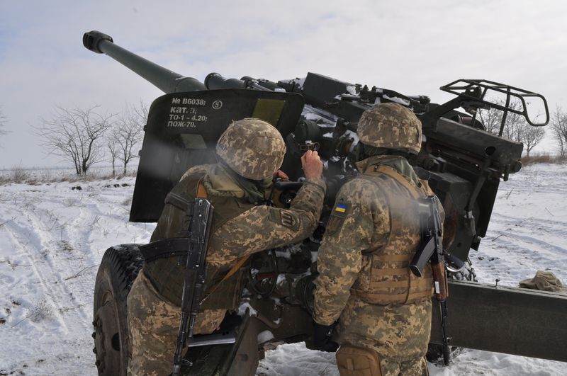 File photo: Ukrainian service members operate a 2A65 Msta-B howitzer during artillery and anti-aircraft drills near the border with Russian-annexed Crimea in the Kherson region.&nbsp; (via Reuters)
