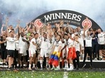 Eintracht Frankfurt players with the Europa League Trophy(Europa League/Twitter) Eintracht Frankfurt players with the Europa League Trophy(Europa League/Twitter)