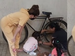 A paparazzo account shared a video featuring- Soha Ali Khan and her daughter Inaaya Naumi Kemmu. A paparazzo account shared a video featuring- Soha Ali Khan and her daughter Inaaya Naumi Kemmu.