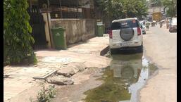 An overflowing drainage outside a residential building in Kamothe. (HT PHOTO)