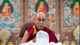 O líder espiritual tibetano Dalai Lama observando um bloco de gelo da geleira Khardung La apresentado a ele pelo ativista climático da Índia Sonam Wangchuk (não retratado) por ocasião do Dia da Terra em McLeod Ganj.  (AFP)