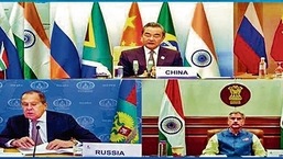 O Ministro das Relações Exteriores S Jaishankar (canto inferior direito) interage com colegas da China, Rússia, Brasil e África do Sul.  PTI