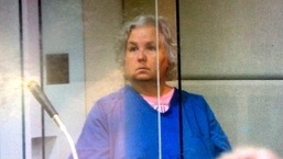 Nesta captura de tela do vídeo de sua aparição no tribunal em 2016, a escritora de romances Nancy Crampton Brophy aparece no Tribunal do Condado de Multnomah em Portland.