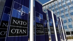 Banners com o logotipo da OTAN são colocados na entrada da nova sede da OTAN durante a mudança para o novo prédio, em Bruxelas, Bélgica.