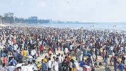 Mumbai, India - May 03, 2022: Huge crowd on the occasion of Ramadan Eid and Akshaya Tritiya, at Juhu Beach, in Mumbai, India, on Tuesday, May 03, 2022. (Photo by Vijay Bate/HT Photo) (HT PHOTO) Mumbai, India - May 03, 2022: Huge crowd on the occasion of Ramadan Eid and Akshaya Tritiya, at Juhu Beach, in Mumbai, India, on Tuesday, May 03, 2022. (Photo by Vijay Bate/HT Photo) (HT PHOTO)
