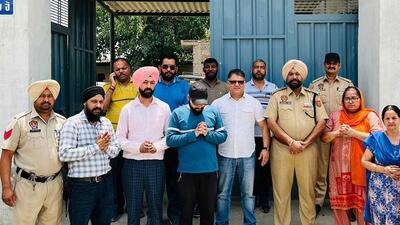 Kin of drug addicts who were offered counselling by the police officials to shun drugs reached CIA staff 2 to pay gratitude to the police in Ludhiana. (HT PHOTO) Kin of drug addicts who were offered counselling by the police officials to shun drugs reached CIA staff 2 to pay gratitude to the police in Ludhiana. (HT PHOTO)