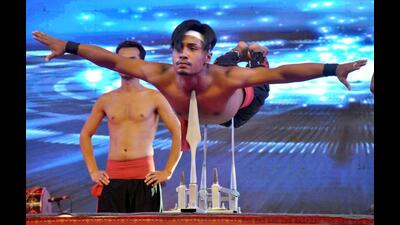 An artiste performs a stunt during the 41st Hunar Haat, in Agra . (ANI) An artiste performs a stunt during the 41st Hunar Haat, in Agra . (ANI)