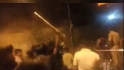 Hindu organisations tried to install an idol of Lord Hanuman near a Muslim shrine in Neemuch’s Purani Kacheri area on Sunday, leading to stone pelting and arson (Video grab)