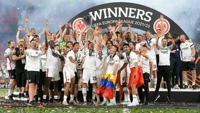 Eintracht Frankfurt players with the Europa League Trophy (Europa League/Twitter) Eintracht Frankfurt players with the Europa League Trophy (Europa League/Twitter)