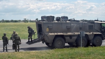 Russian servicemen are seen on a roadside in the Kherson region. (AFP) Russian servicemen are seen on a roadside in the Kherson region. (AFP)