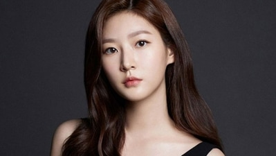 South Korean actor Kim Sae Ron apologises after violating the Road Traffic Act. South Korean actor Kim Sae Ron apologises after violating the Road Traffic Act.
