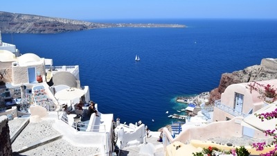 ८ ग्रीस. ग्रीक पौराणिक कथा आणि इथलं पारंपारिक जेवण.युरोपमध्ये प्रवासातलं पहिलं पाऊल ग्रीकमध्ये ठेवलं जातं. उन्हाळ्यातलं हे एक सर्वात महत्वाचं पर्यटन स्थळ आहे.